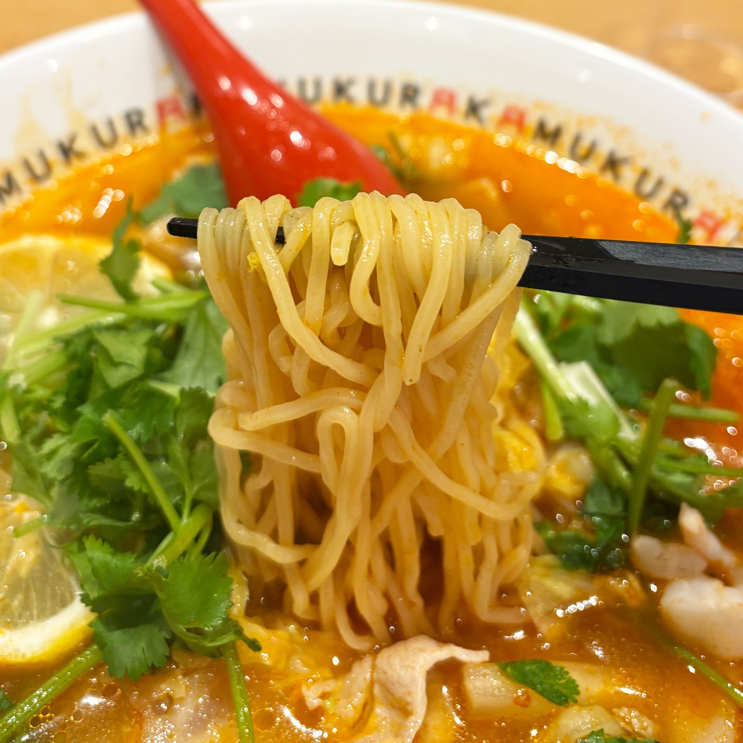 どうとんぼり神座 トムヤムクンラーメン 麺リフト
